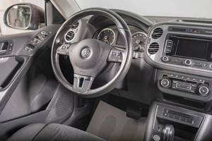 Внедорожник Volkswagen Tiguan 2014 года, 1699000 рублей, Томск