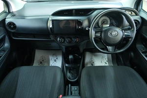 Хетчбэк Toyota Vitz 2019 года, 1059000 рублей, Омск