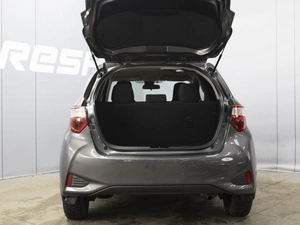 Хетчбэк Toyota Vitz 2017 года, 960000 рублей, Омск