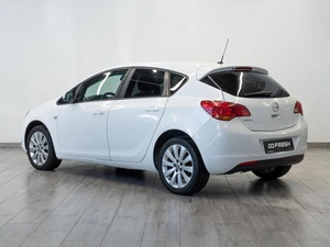 Хетчбэк Opel Astra 2012 года, 819000 рублей, Саратов