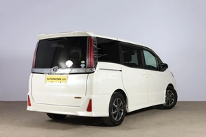 Минивэн Toyota Noah 2017 года, 2839000 рублей, Новосибирск