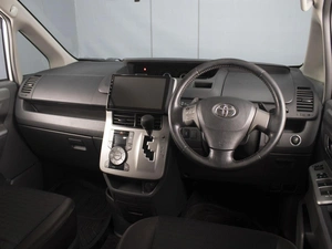 Минивэн Toyota Voxy 2010 года, 1310000 рублей, Омск
