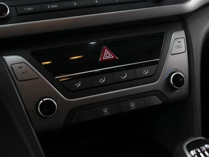 Седан Hyundai Elantra 2018 года, 1400000 рублей, Омск