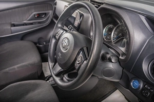 Хетчбэк Toyota Vitz 2017 года, 1279000 рублей, Томск