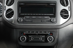 Внедорожник Volkswagen Tiguan 2012 года, 1749000 рублей, Тюмень