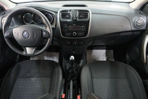 Седан Renault Logan 2017 года, 769000 рублей, Омск