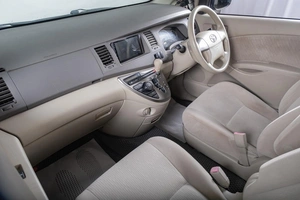 Минивэн Toyota Isis 2010 года, 1439000 рублей, Томск