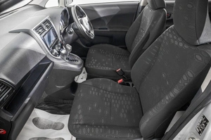 Хетчбэк Toyota Ractis 2015 года, 929000 рублей, Барнаул