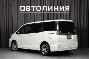 Минивэн Toyota Voxy 2017 года, 2000000 рублей, Красноярск