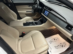 Седан Jaguar XF 2017 года, 2600000 рублей, Красноярск