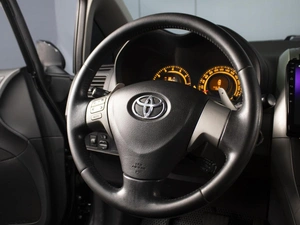 Хетчбэк Toyota Auris 2007 года, 660000 рублей, Омск