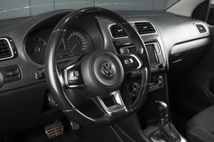 Седан Volkswagen Polo 2018 года, 1310000 рублей, Омск