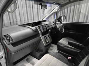 Минивэн Toyota Voxy 2010 года, 1390000 рублей, Красноярск