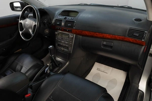 Седан Toyota Avensis 2005 года, 619000 рублей, Челябинск