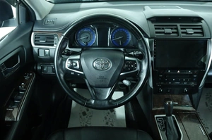 Седан Toyota Camry 2017 года, 2489000 рублей, Омск