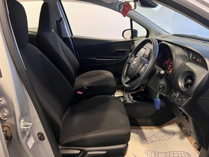 Хетчбэк Toyota Vitz 2018 года, 949000 рублей, Красноярск