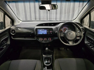 Хетчбэк Toyota Vitz 2018 года, 1089000 рублей, Красноярск