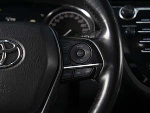 Седан Toyota Camry 2018 года, 2870000 рублей, Омск