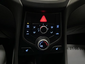 Седан Hyundai Elantra 2015 года, 1187000 рублей, Солонцы