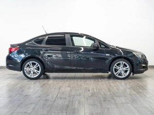 Седан Opel Astra 2013 года, 929000 рублей, Саратов