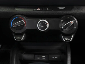 Внедорожник Kia Stonic 2020 года, 1850000 рублей, Омск