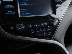 Седан Toyota Camry 2020 года, 2890000 рублей, Москва