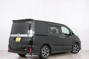 Минивэн Toyota Voxy 2018 года, 1899000 рублей, Красноярск