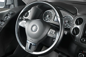 Внедорожник Volkswagen Tiguan 2012 года, 1529000 рублей, Тюмень