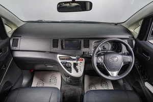 Минивэн Toyota Isis 2012 года, 1399000 рублей, Томск
