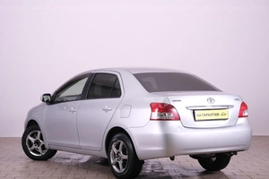 Седан Toyota Yaris 2007 года, 559000 рублей, Омск