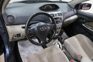 Седан Toyota Yaris 2007 года, 559000 рублей, Новокузнецк