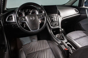 Седан Opel Astra 2014 года, 689000 рублей, Сургут