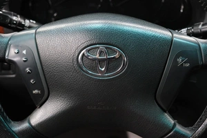 Седан Toyota Avensis 2005 года, 869000 рублей, Омск