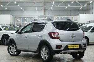 Хетчбэк Renault Sandero Stepway 2017 года, 1039000 рублей, Омск