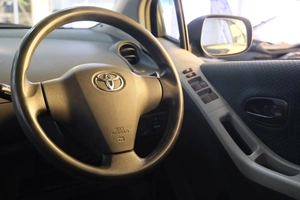 Хетчбэк Toyota Vitz 2005 года, 489000 рублей, Омск
