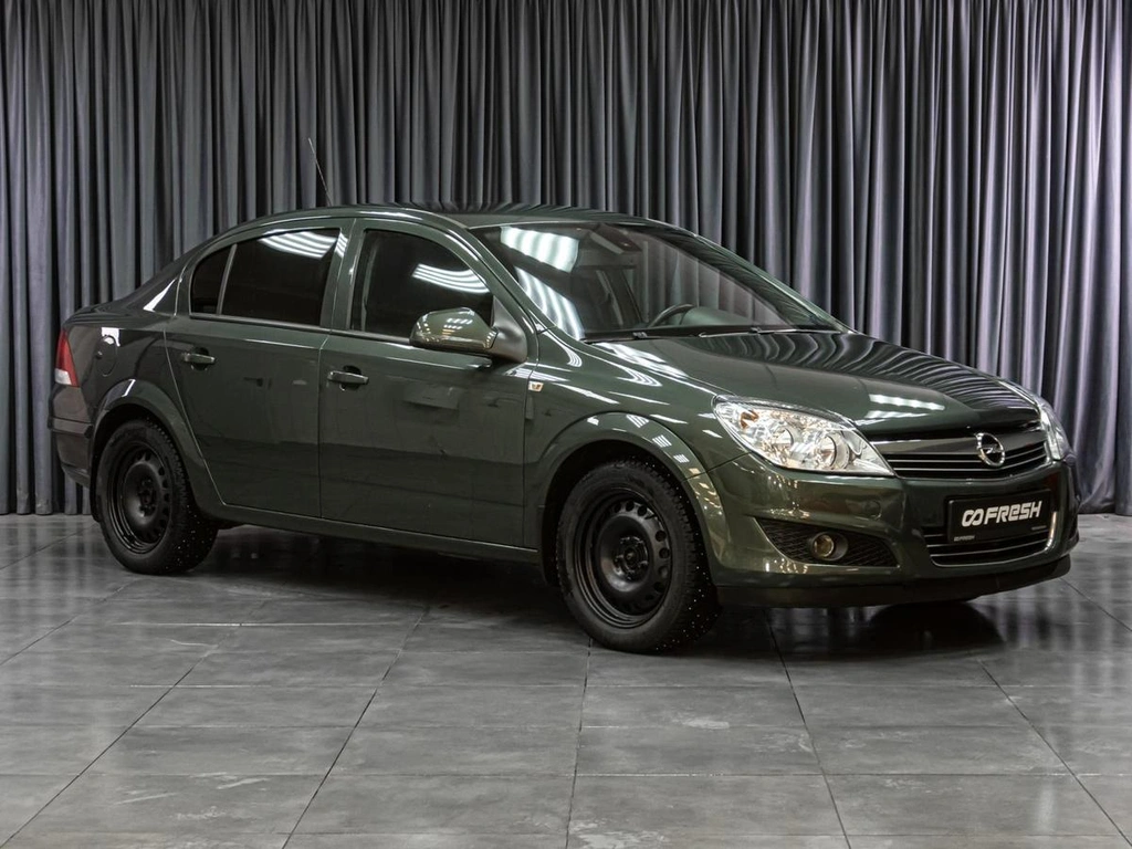 Седан Opel Astra 2011 года, 699000 рублей, Тюмень