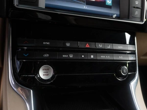 Седан Jaguar XE 2016 года, 1497000 рублей, Тюмень