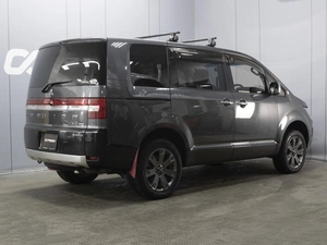 Минивэн Mitsubishi Delica D5 2018 года, 3000000 рублей, Омск