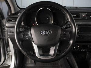 Седан Kia Rio 2013 года, 860000 рублей, Омск