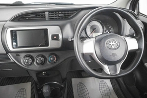 Хетчбэк Toyota Vitz 2015 года, 749000 рублей, Кемерово
