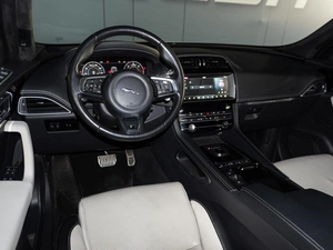 Внедорожник Jaguar F-Pace 2018 года, 2850000 рублей, Санкт-Петербург