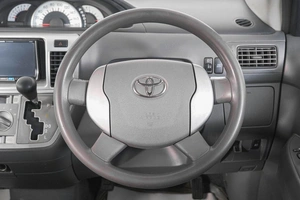 Минивэн Toyota Raum 2005 года, 549000 рублей, Кемерово