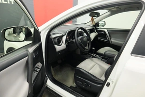 Внедорожник Toyota RAV4 2016 года, 2600000 рублей, Курск