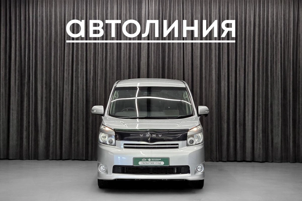 Минивэн Toyota Voxy 2010 года, 1390000 рублей, Красноярск