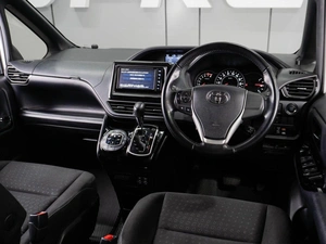 Минивэн Toyota Noah 2018 года, 2530000 рублей, Тюмень