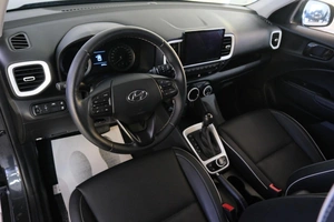 Внедорожник Hyundai Venue 2021 года, 2349000 рублей, Омск