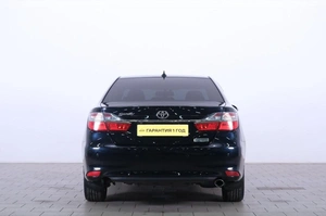 Седан Toyota Camry 2017 года, 2489000 рублей, Омск