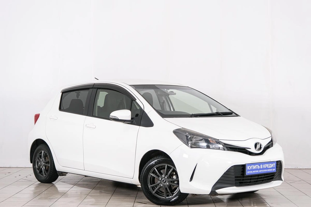 Хетчбэк Toyota Vitz 2016 года, 919000 рублей, Красноярск