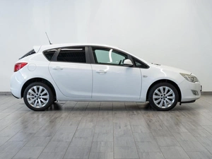 Хетчбэк Opel Astra 2012 года, 819000 рублей, Саратов