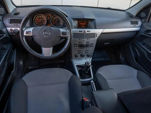 Седан Opel Astra 2011 года, 729000 рублей, Саратов
